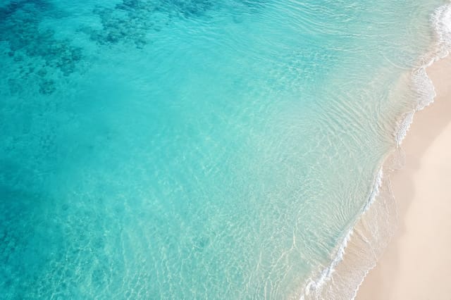 Hintergrund Türkisfarbenes Meer für das iPhone Duo Mockup