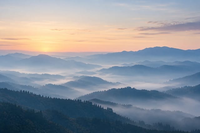Hintergrund Nebelige Bergketten für das iPhone Duo Mockup