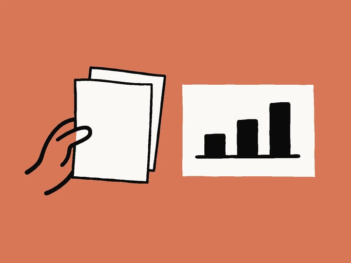 Main tenant des pages sources à côté d'une slide avec un graphique en barres