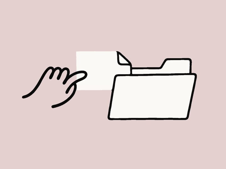 Hand schiebt eine Skill-Karte in einen offenen Ordner